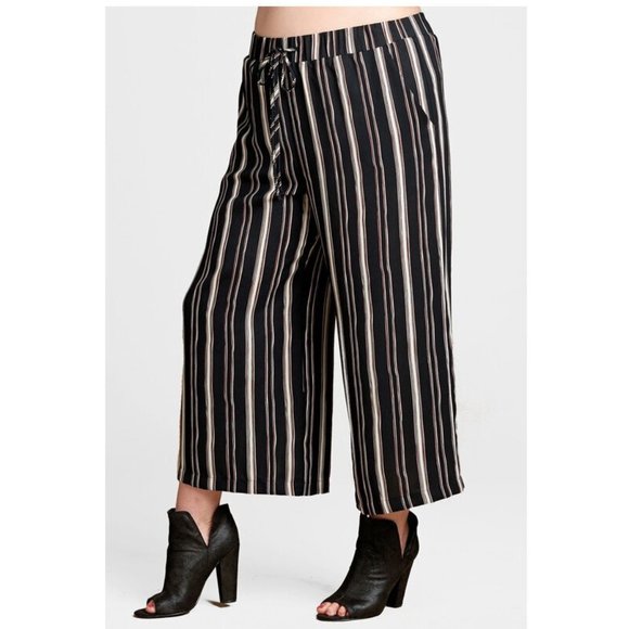 Plus Size Black Striped Wide Leg Boho Crop Pants - Picture 3 of 5